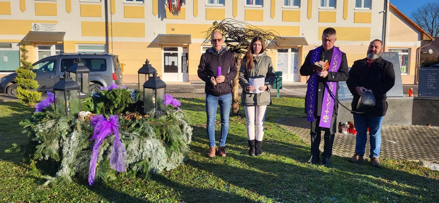 PRIBISLAVEC Ispred Društvenog doma zapaljena je prva adventska svijeća, svijeća nade i vjere!