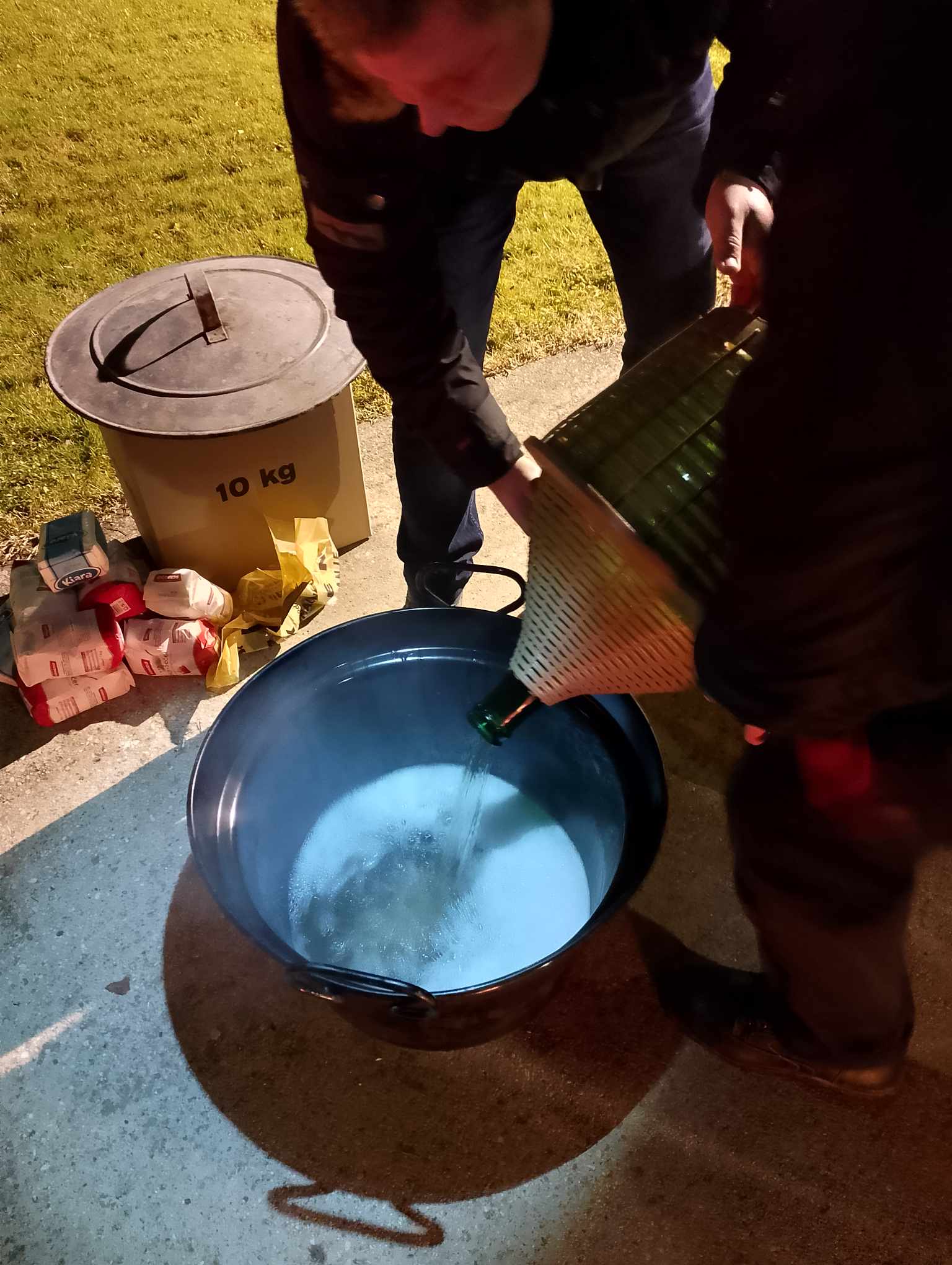 MAČKOVEC U BOŽIĆNOM ZAGRLJAJU Kuhano vino i topli čaj nakon polnoćke okupili mještane kod Društvenom domu