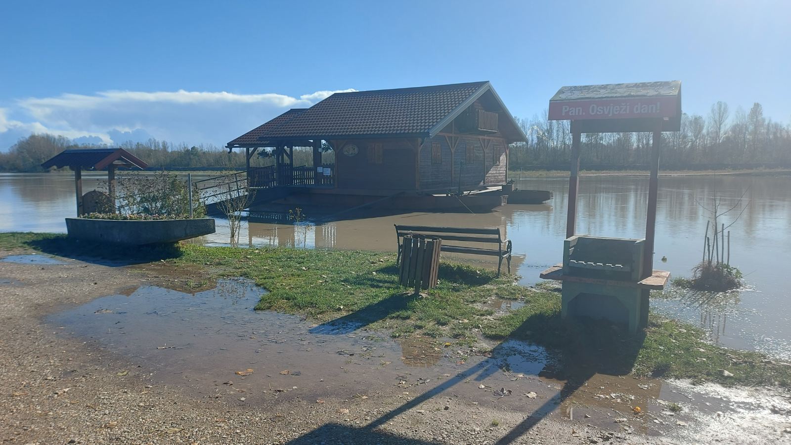 FOTO Drava uz Donju Dubravu izašla iz korita