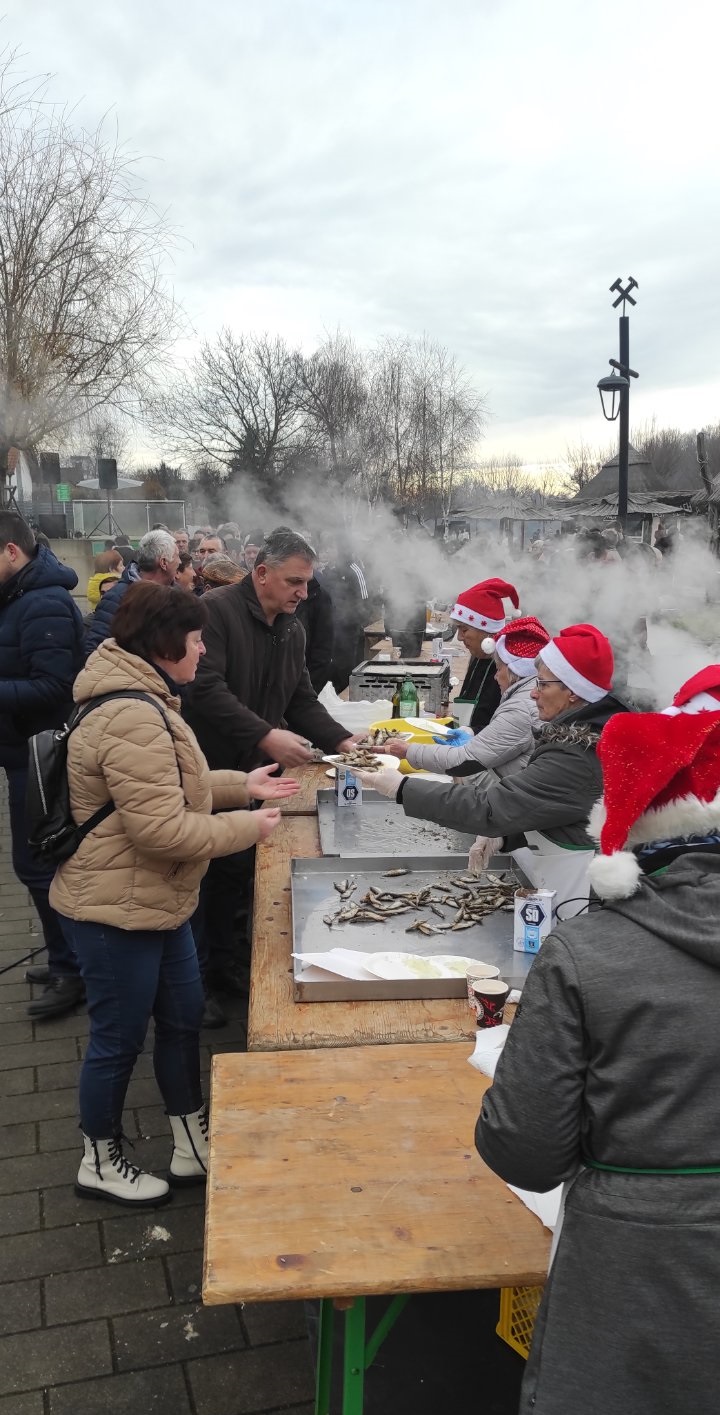 Nastavljena tradicija: Podjela prženih ribica na Badnje jutro na Šetnici svete Barbare