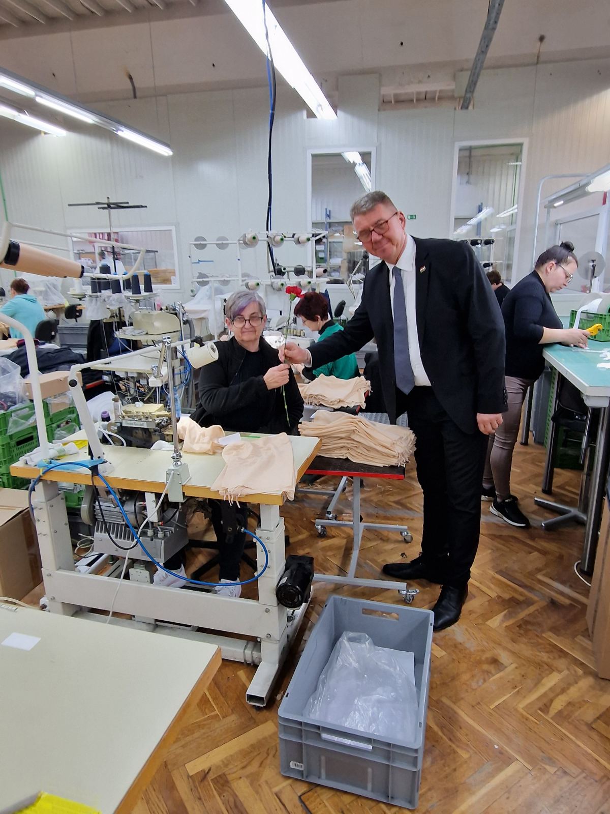 Gradonačelnik Dražen Srpak darivao žene na njihovim radnim mjestima