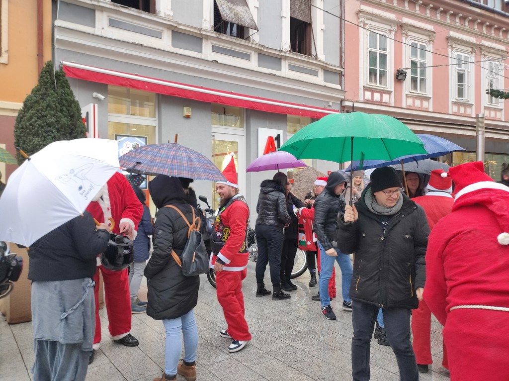 Djedice na motorima u centru Čakovca darovali slatkiše mališanima