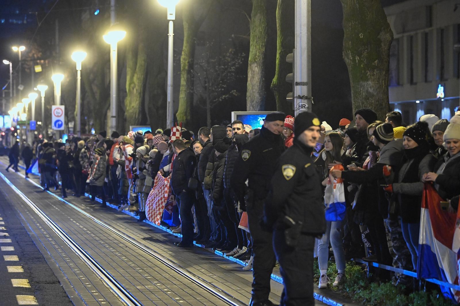 Vatreni u busu do Trga, pozdravljaju ih tisuće uz baklje, zastave i vatromet