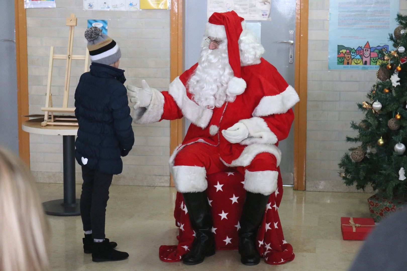 Djed Mraz predstavom i poklonima razveselio mališane s dječjeg odjela ŽB Čakovec