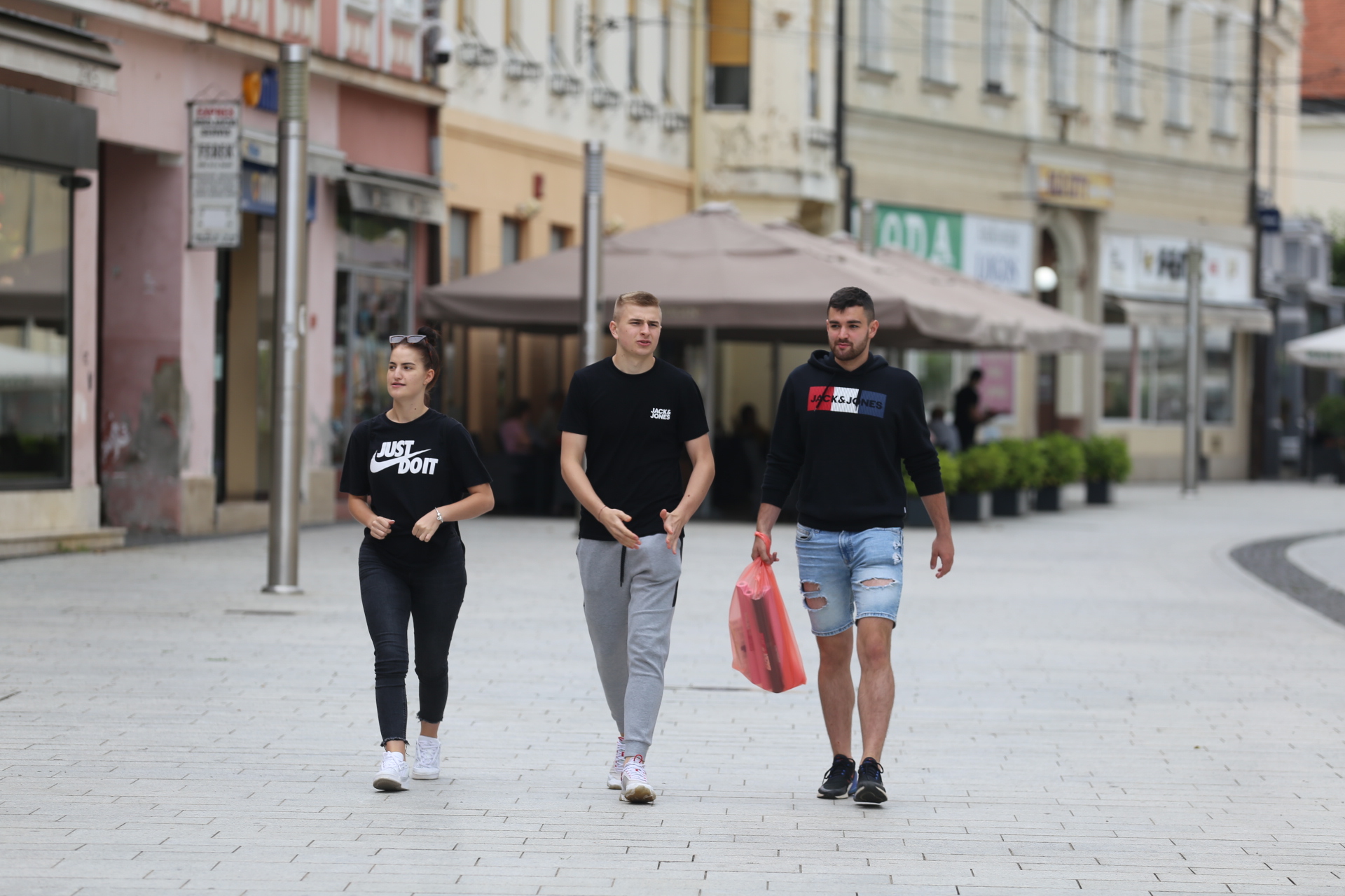 KLIKOM PO ČAKOVCU Ni tmurno vrijeme ne može spriječiti odlično ljetno raspoloženje u centru grada KLIKOM PO ČAKOVCU Ni tmurno vrijeme ne može spriječiti odlično ljetno raspoloženje u centru grada