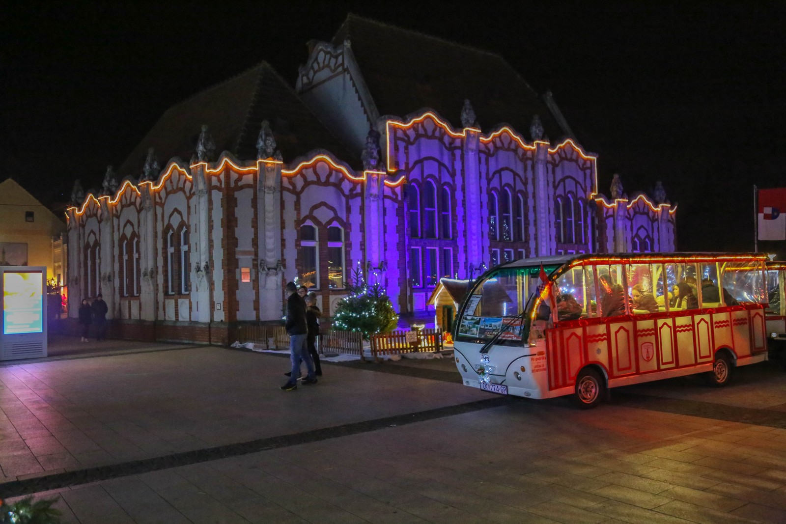 Upaljena prva adventska svijeća u Čakovcu: Predivna rasvjeta zasjala gradom