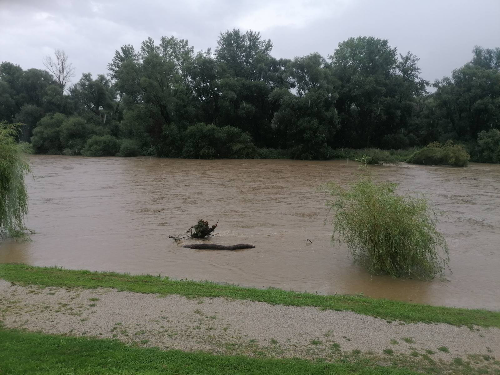 FOTO I VIDEO Radi se punom parom: U Murskom Središću pripremaju se za vodeni val