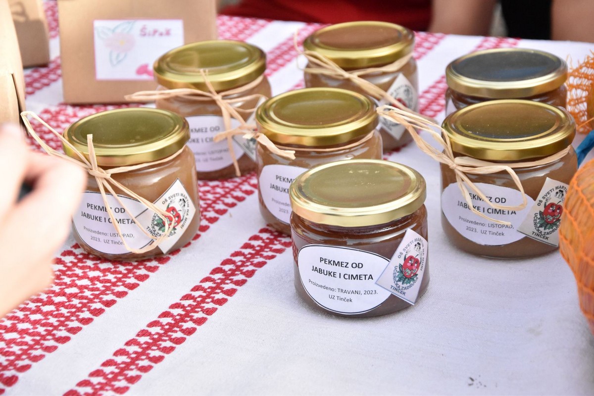 FOTO Ukusne i zdrave jabuke, zakuska i zabavni program za posjetitelje Izložbe starih i novijih sorti jabuka FOTO Ukusne i zdrave jabuke, zakuska i zabavni program za posjetitelje Izložbe starih i novijih sorti jabuka