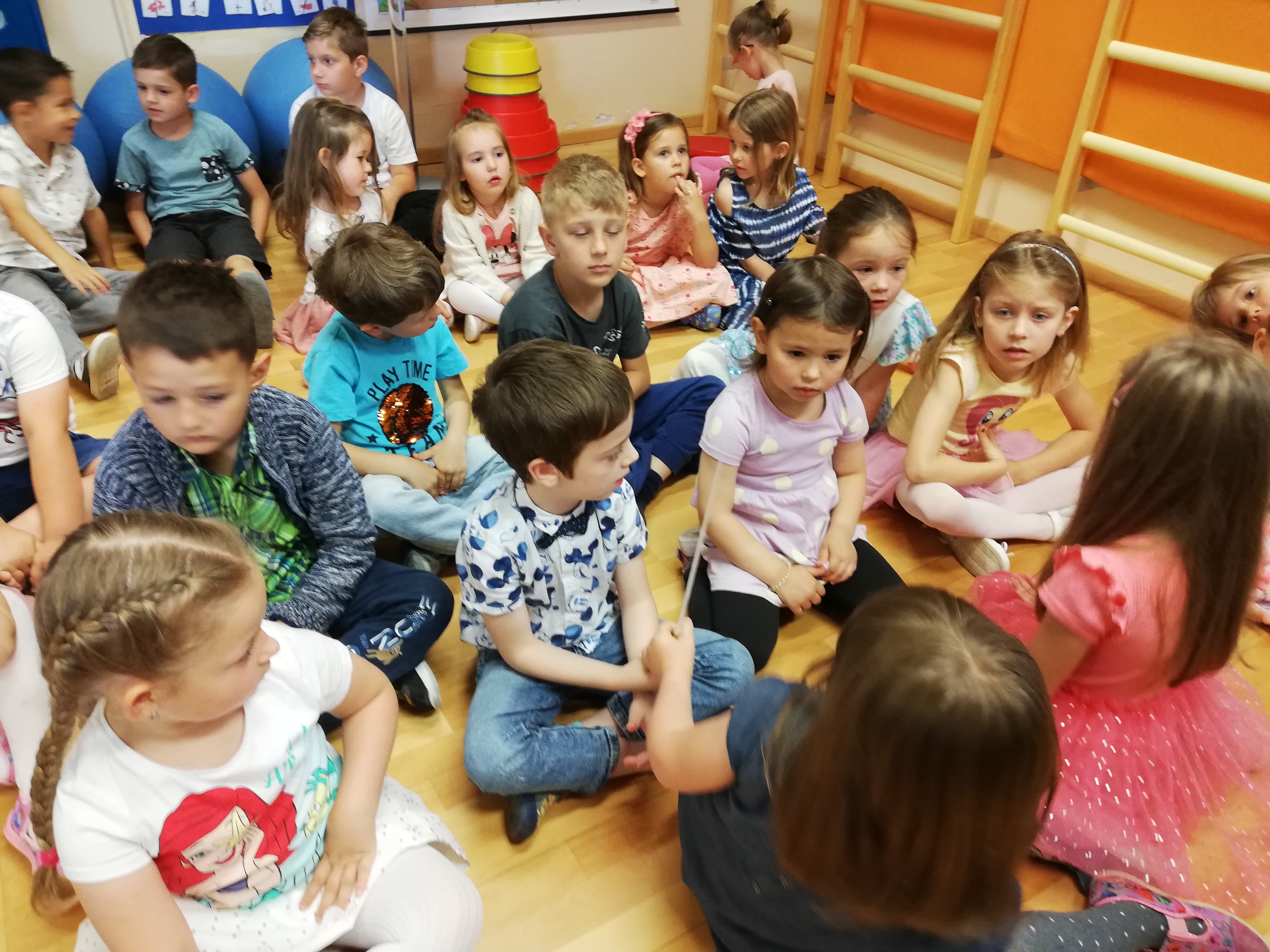 DV PČELICE Mališani se družili s vrsnim dirigentom Tomislavom Cvrtila