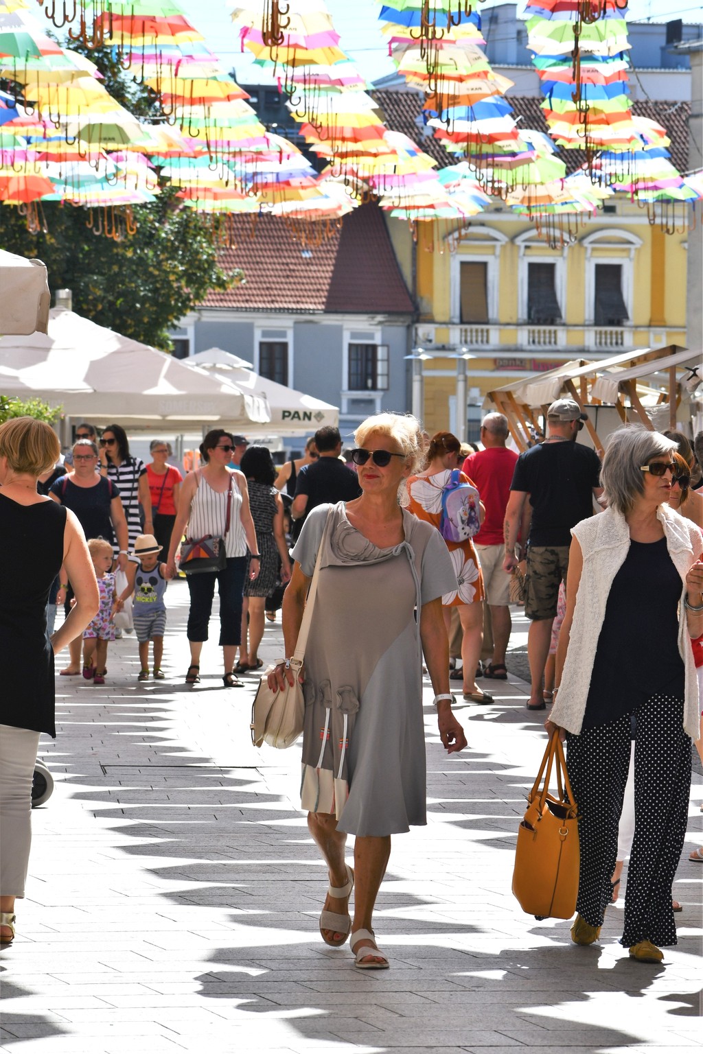KLIKOM ISPOD KIŠOBRANA Centrom Čakovca prošetali brojni građani, evo koga smo sreli