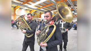 Nikola Novak svira helikon Nikola Novak svira helikon