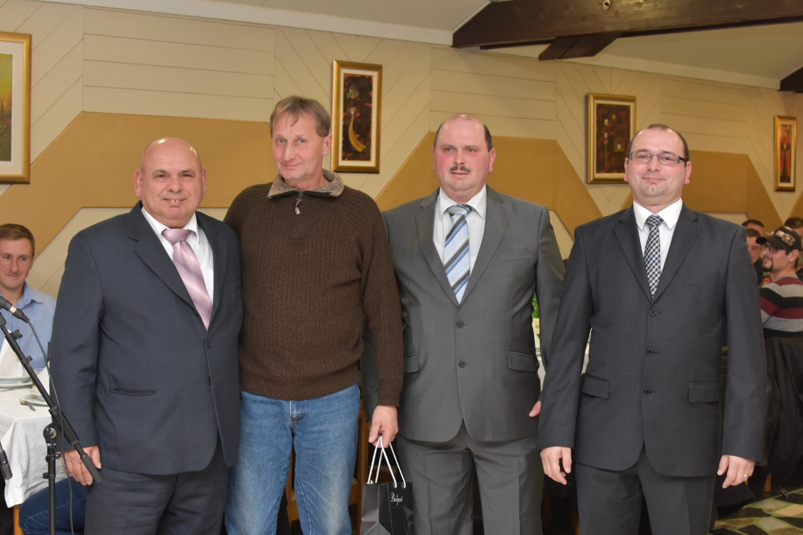 ANDRIJA TOMAŠEK ‘Sinovi nastavljaju moj posao i siguran sam da će uspješno trajati i slijedećih 25 godina’ ANDRIJA TOMAŠEK ‘Sinovi nastavljaju moj posao i siguran sam da će uspješno trajati i slijedećih 25 godina’