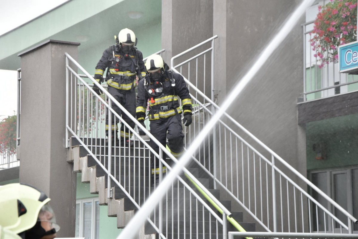 MURSKO SREDIŠĆE Održana uzbudljiva vježba u kojoj su vatrogasci uspješno ugasili požar i spasili unesrećene MURSKO SREDIŠĆE Održana uzbudljiva vježba u kojoj su vatrogasci uspješno ugasili požar i spasili unesrećene