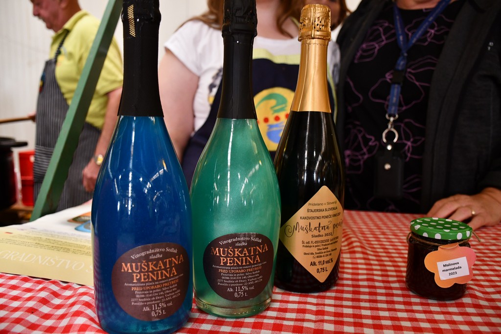 PROSLAVA JESENI Brojni zaljubljenici u kulturnu baštinu i tradiciju našega kraja okupili se na Danima zahvalnosti za plodove zemlje PROSLAVA JESENI Brojni zaljubljenici u kulturnu baštinu i tradiciju našega kraja okupili se na Danima zahvalnosti za plodove zemlje