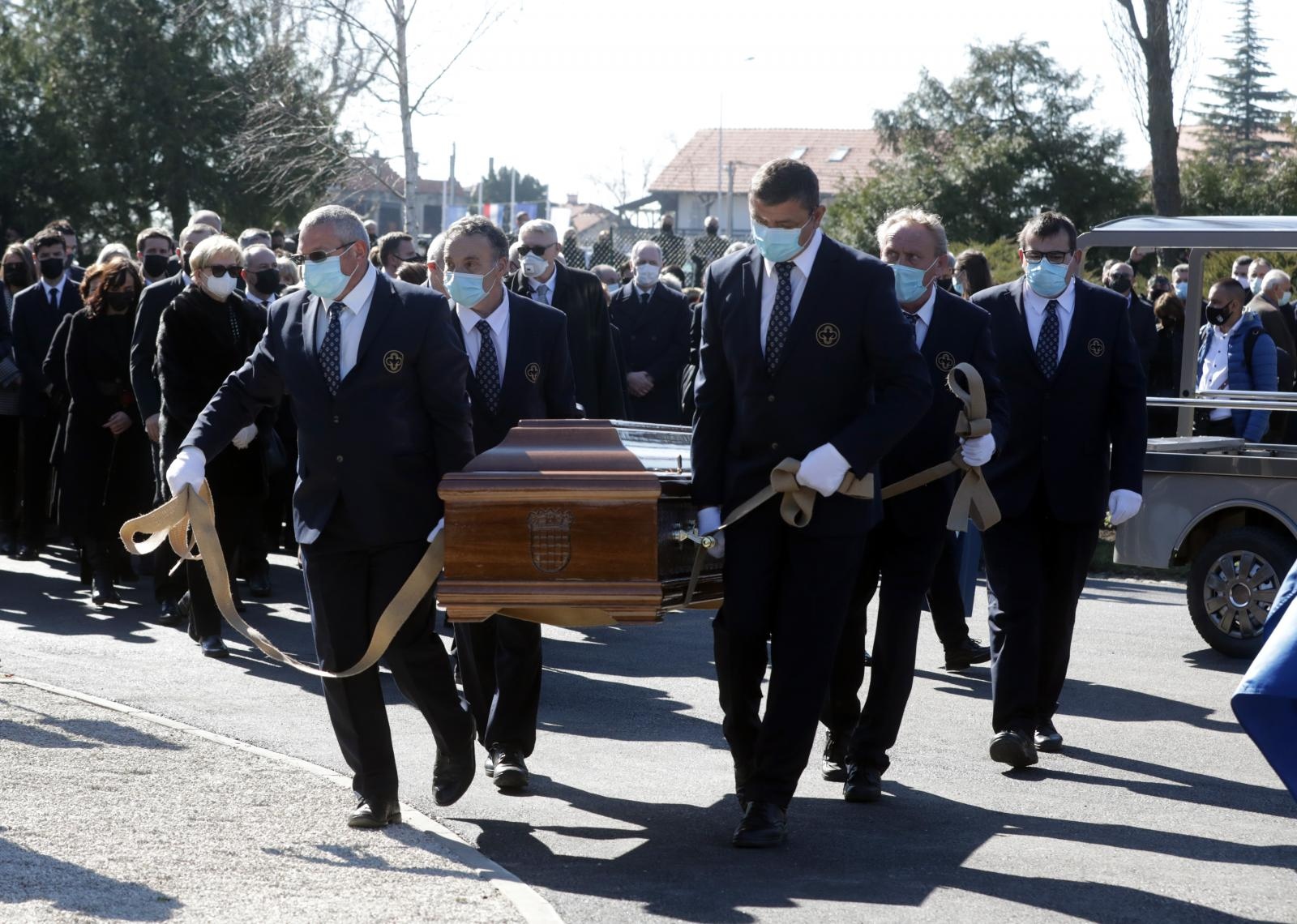ispratio ga veliki broj građana: Pokopan je Milan Bandić