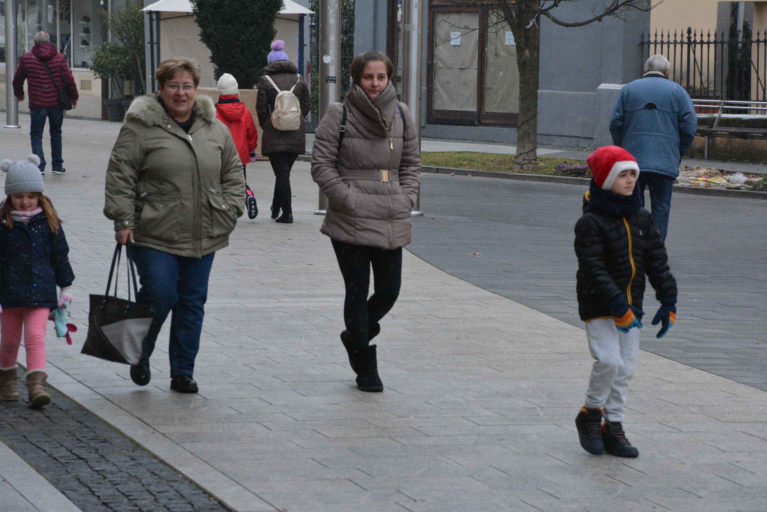 FOTO/VIDEO Zabundani veliki i mali unatoč gustom snijegu i hladnoći proveli prijepodne u veselom raspoloženju