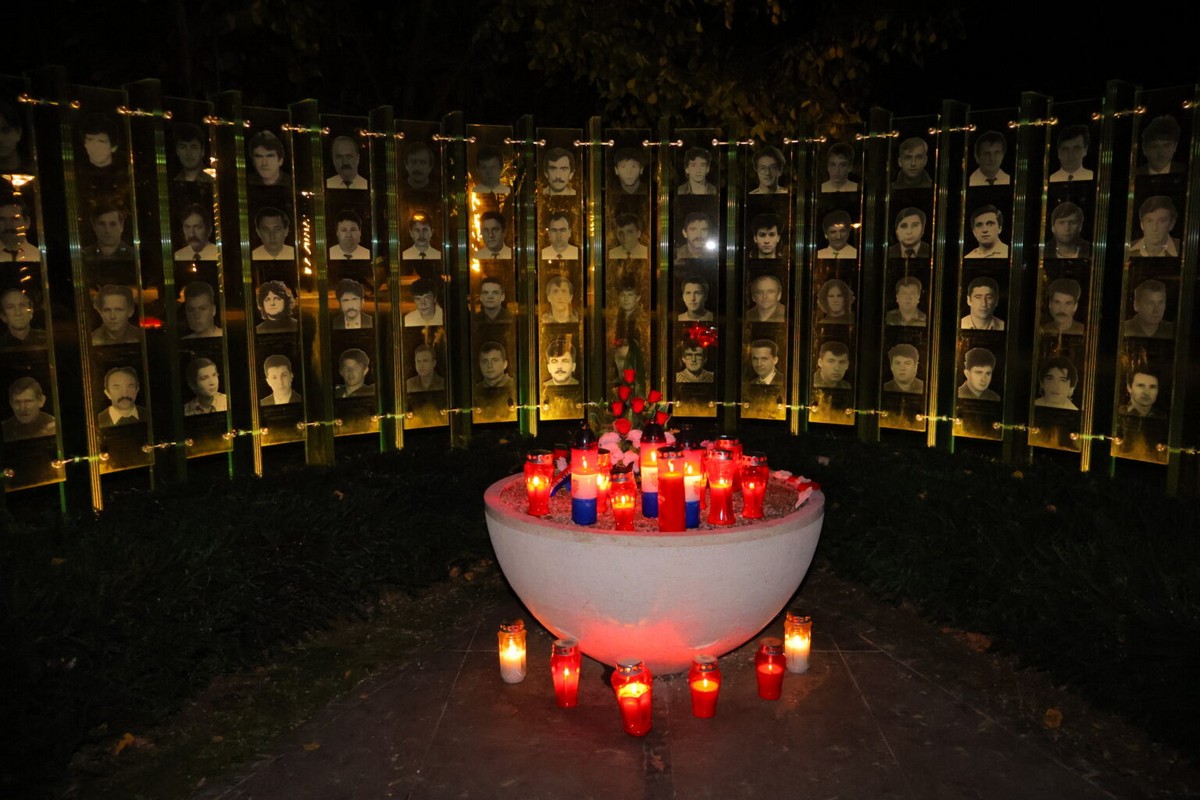 DAN SJEĆANJA Čakovec se i ove godine dostojanstveno prisjetio žrtava Vukovara i Škrabrnje te obljetnice pogibije Nikole VII. Zrinskog DAN SJEĆANJA Čakovec se i ove godine dostojanstveno prisjetio žrtava Vukovara i Škrabrnje te obljetnice pogibije Nikole VII. Zrinskog