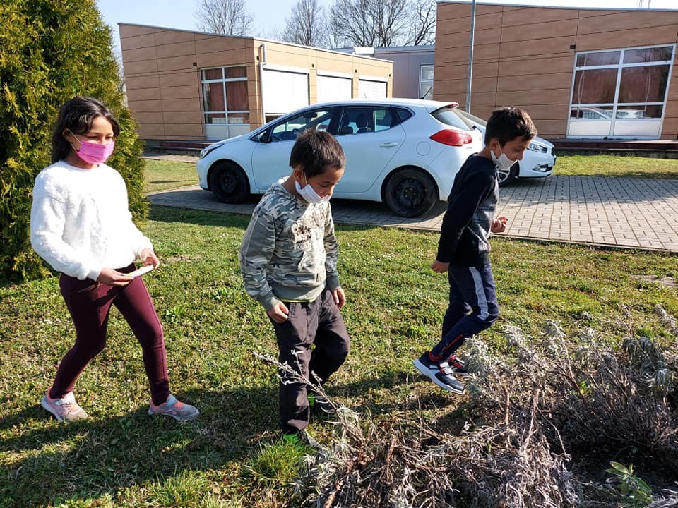 FOTO Područna škola Držimurec – Strelec: U dvorištu ih iznenadio zeko koji im je donio poklončiće za Uskrs FOTO Područna škola Držimurec – Strelec: U dvorištu ih iznenadio zeko koji im je donio poklončiće za Uskrs