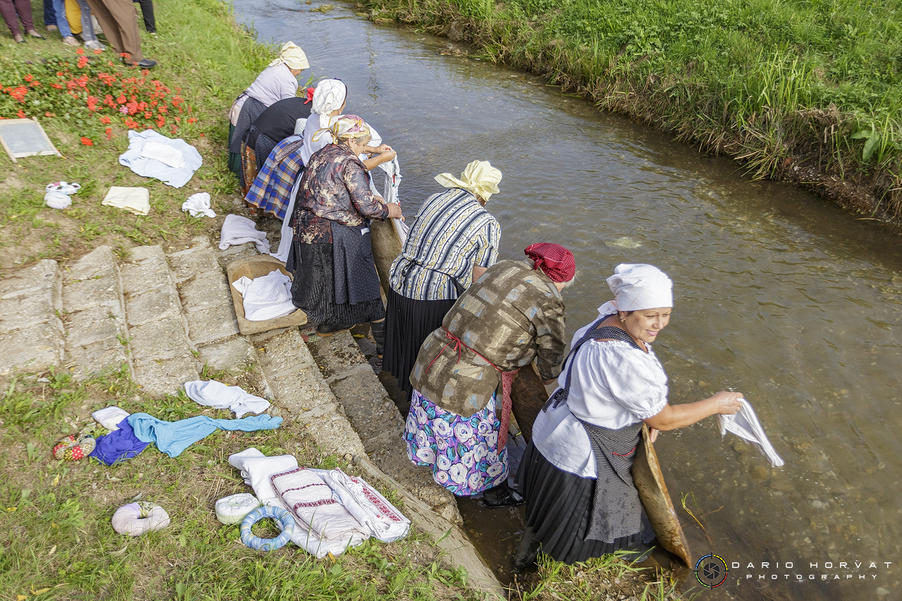 U Gardinovcu svečano otkrivena spomen-ploča posvećena seoskom pralu na potoku Trnavi