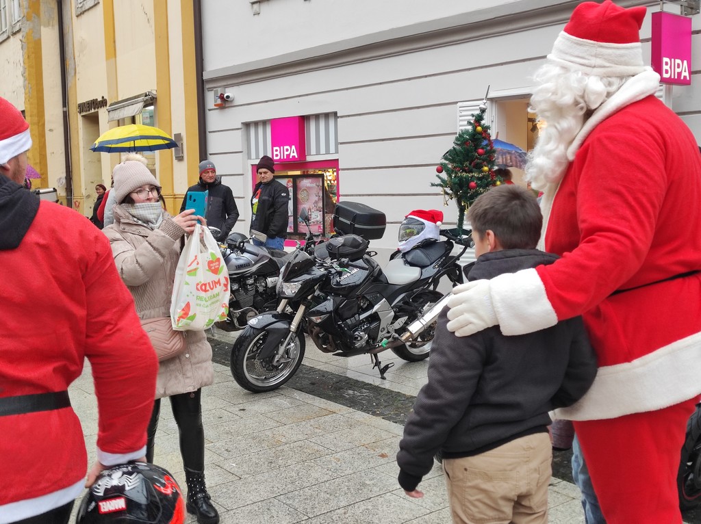 Djedice na motorima u centru Čakovca darovali slatkiše mališanima