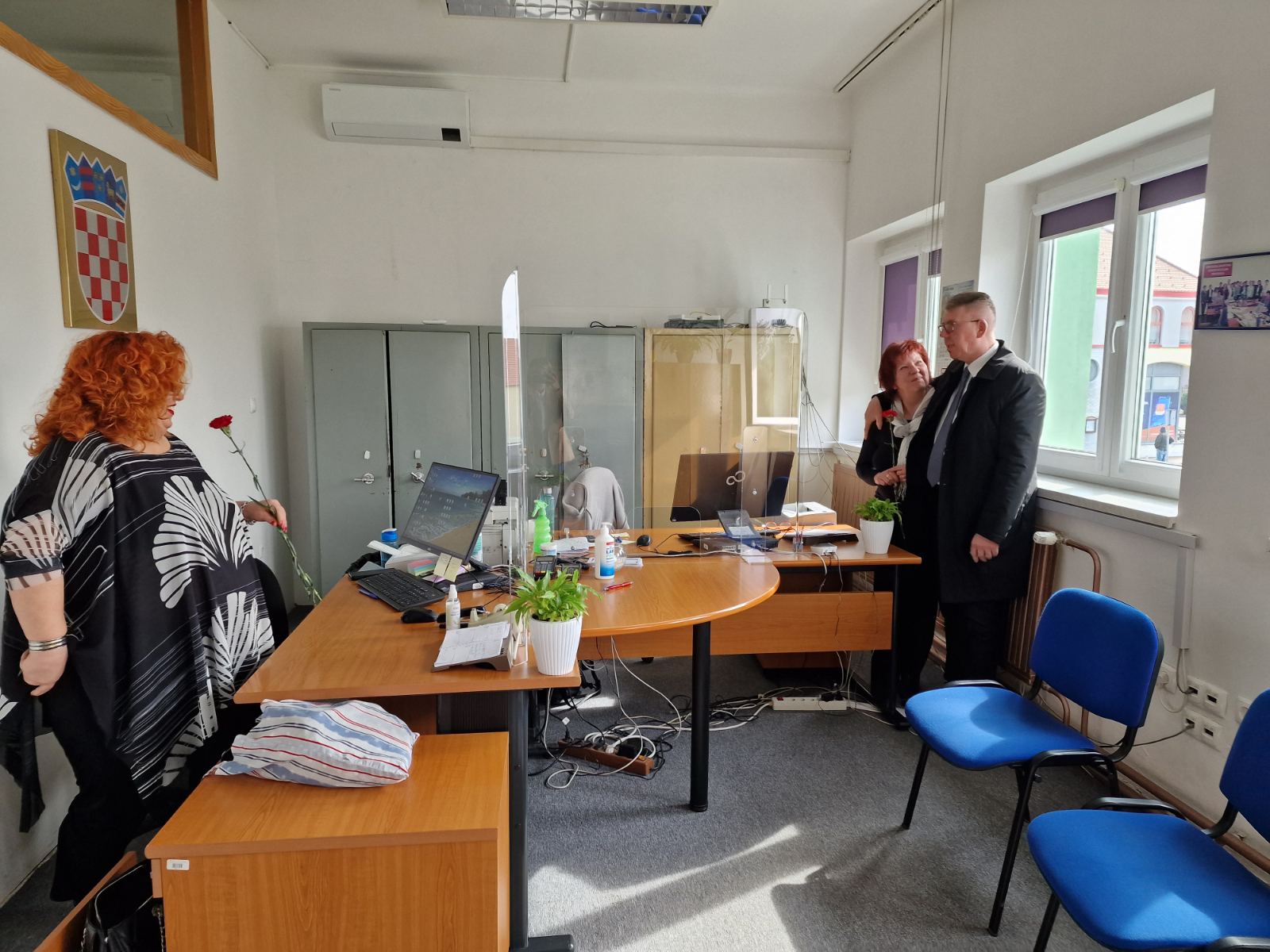 Gradonačelnik Dražen Srpak darivao žene na njihovim radnim mjestima