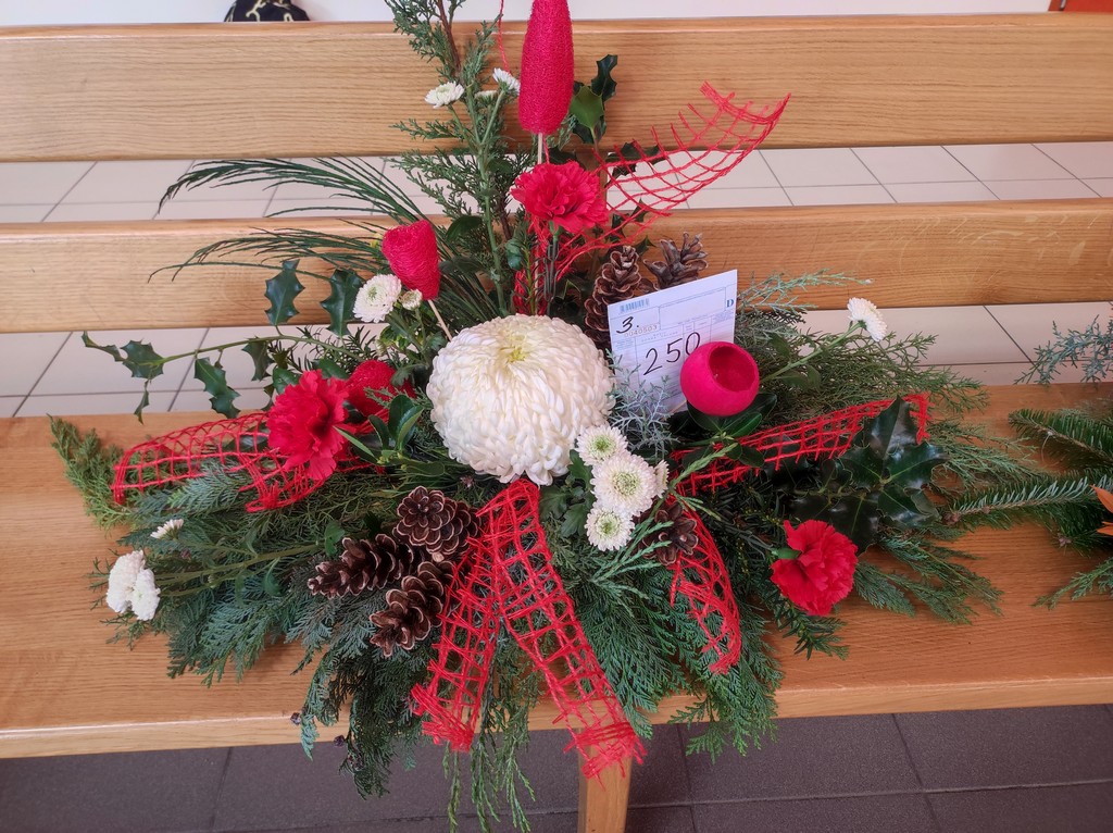 PRIGODNI ARANŽMANI Prodajna izložba aranžmana uoči Svih svetih u holu Gospodarske škole