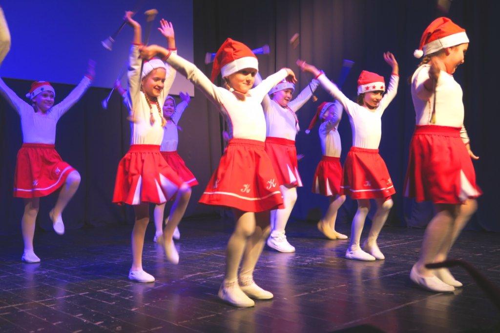 SV. NIKOLA U KOTORIBI Stotinjak mališana dočekalo omiljenog sveca