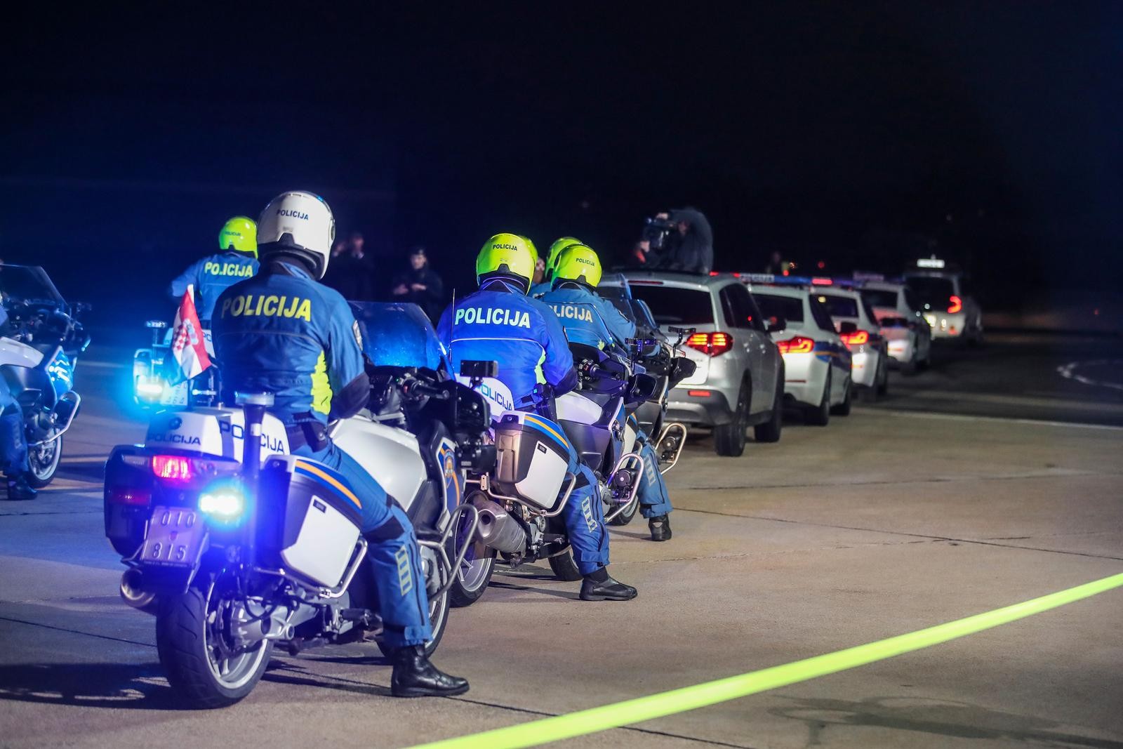 Vatreni u busu do Trga, pozdravljaju ih tisuće uz baklje, zastave i vatromet