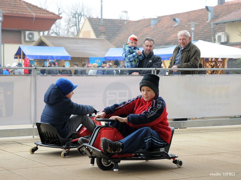 325713858dsc0957758925