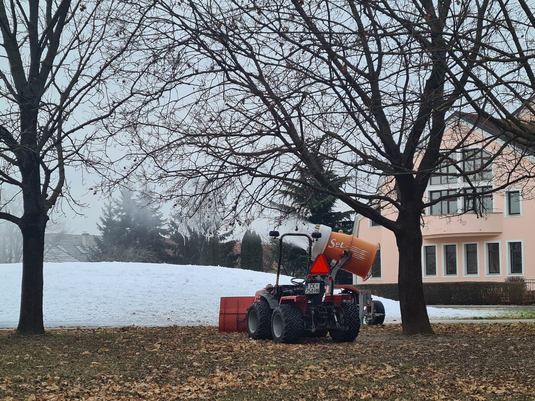 VESELJE ZA NAJMLAĐE Na čakovečkom Jugu počela priprema sanjkališta
