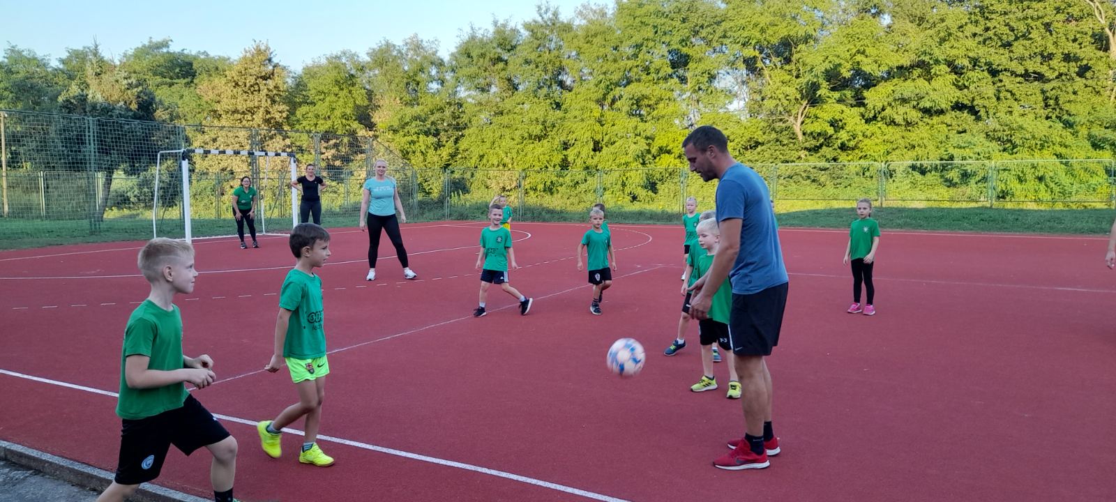 MURSKO SREDIŠĆE Treći dan Europskog dana sporta održane nogometne i košarkaška utakmica između djece i roditelja