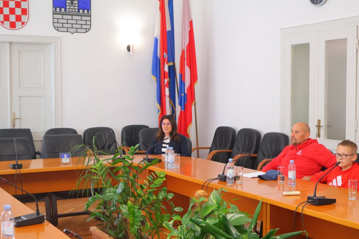 VELIK USPJEH Zlatni nogometaši iz I. osnovne škole Čakovec na prijemu kod gradonačelnice VELIK USPJEH Zlatni nogometaši iz I. osnovne škole Čakovec na prijemu kod gradonačelnice