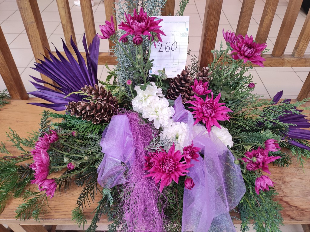 PRIGODNI ARANŽMANI Prodajna izložba aranžmana uoči Svih svetih u holu Gospodarske škole