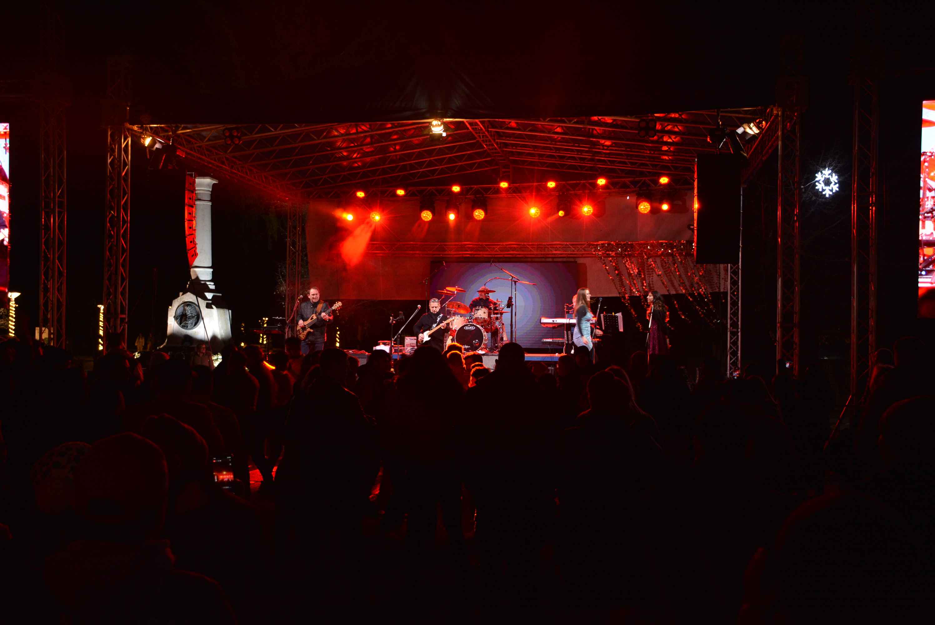 FOTO/VIDEO Čakovec veselo proslavio dolazak 2024. uz ritam ‘Noćne smjene’ i puni trg