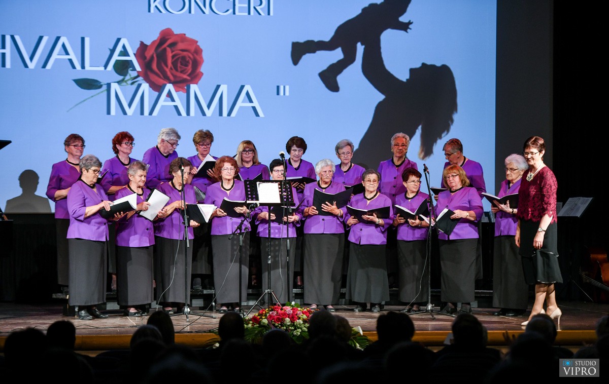 Udruga umirovljenika pjesmom čestitala Majčin dan