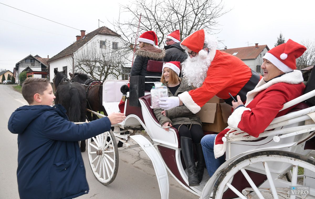 Veselje za kraj godine: Djed Božićnjak na kočiji stigao u Goričan!
