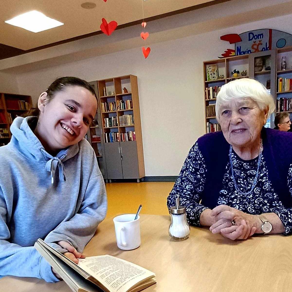KLUB UNUKA Gimnazijalke održale književnu radionicu starijim osobama