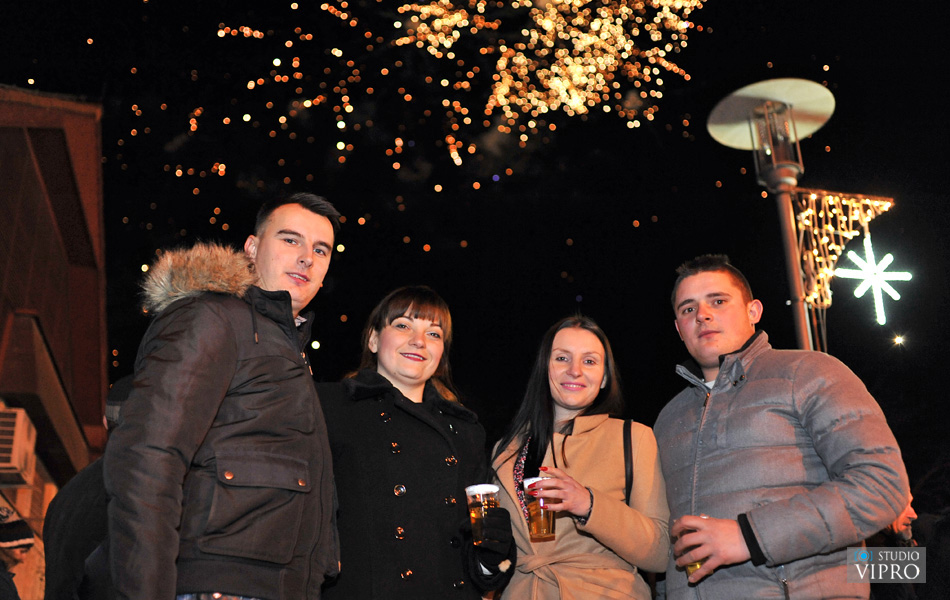 Doček u Prelogu uz vatromet, taktove valcera, šampanjac i kuhano vino