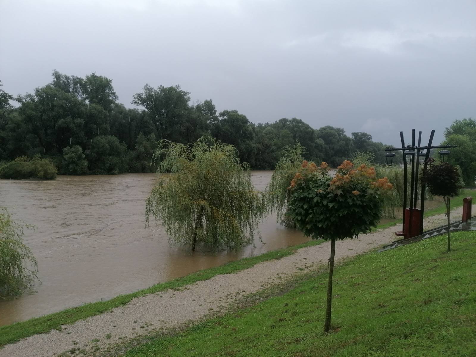 FOTO I VIDEO Radi se punom parom: U Murskom Središću pripremaju se za vodeni val