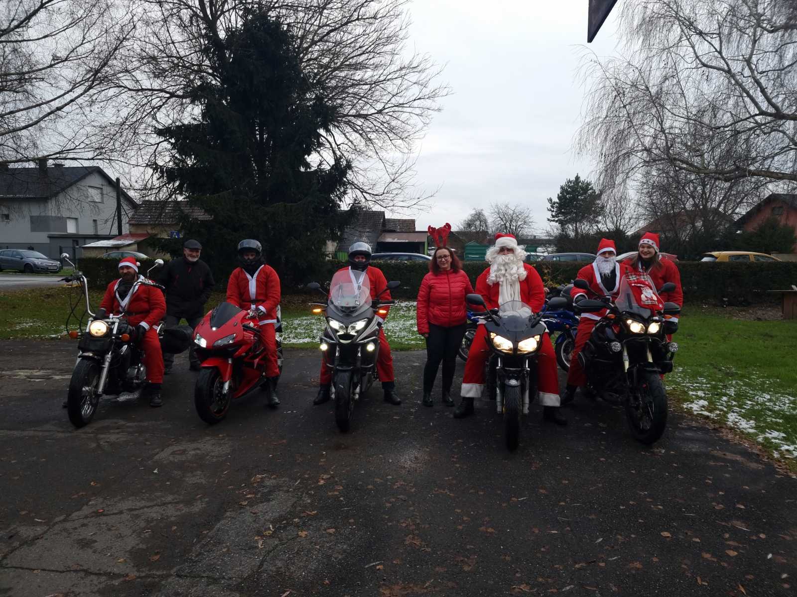 Dodjela slatkih paketa u Ivanovcu