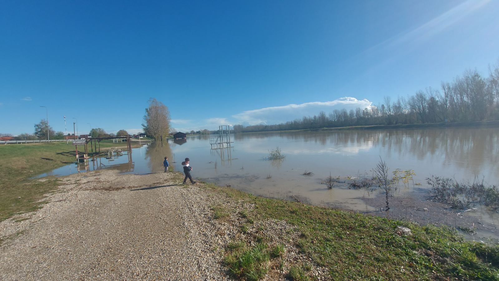 FOTO Drava uz Donju Dubravu izašla iz korita