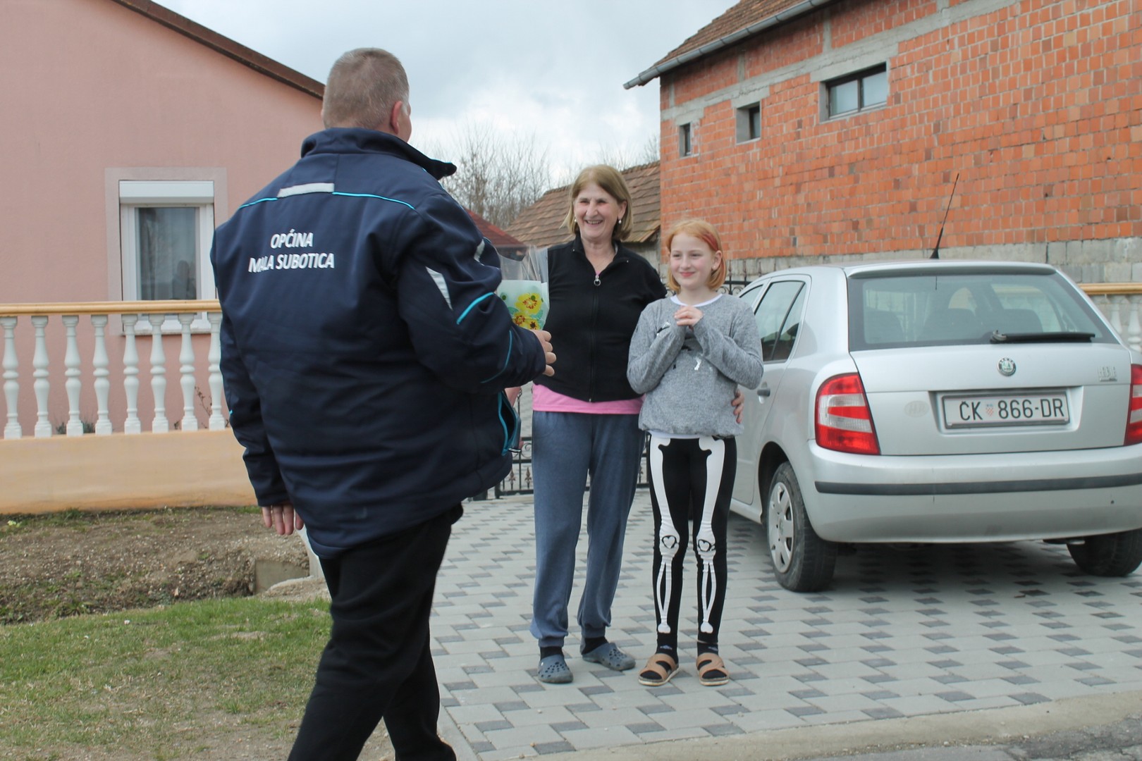 Komunalni radnici Općine damama dijelili cvijeće povodom Dana žena