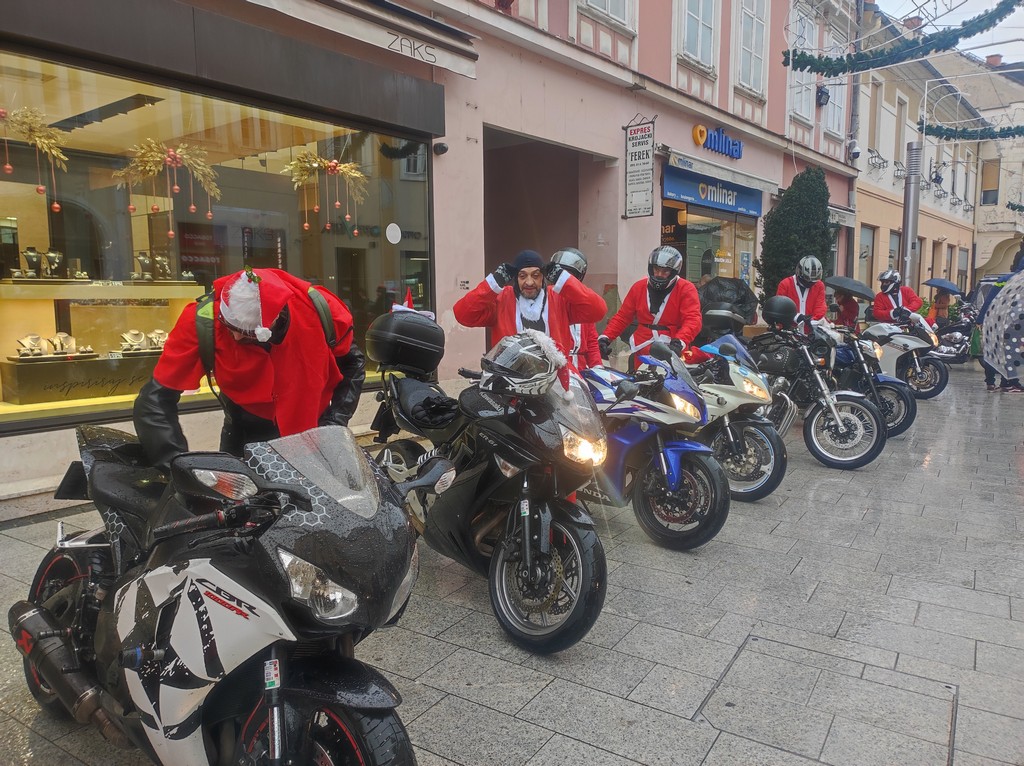 Djedice na motorima u centru Čakovca darovali slatkiše mališanima