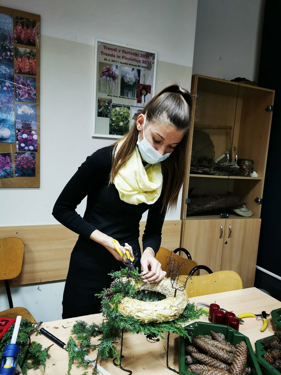 FOTO Profesorica Sabina Šegula iz Slovenije održala radionicu izrade adventskih dekoracija u Gospodarskoj školi Čakovec FOTO Profesorica Sabina Šegula iz Slovenije održala radionicu izrade adventskih dekoracija u Gospodarskoj školi Čakovec