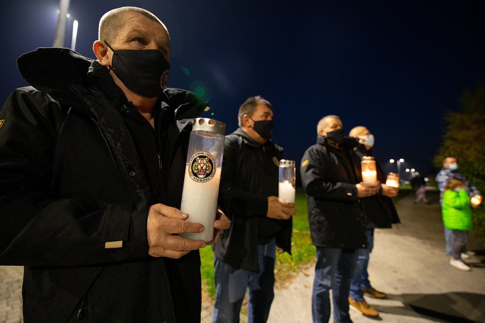 SJEĆANJE NA GRAD HEROJ Svijećama i lampionima okružili zeleni otok u Prelogu