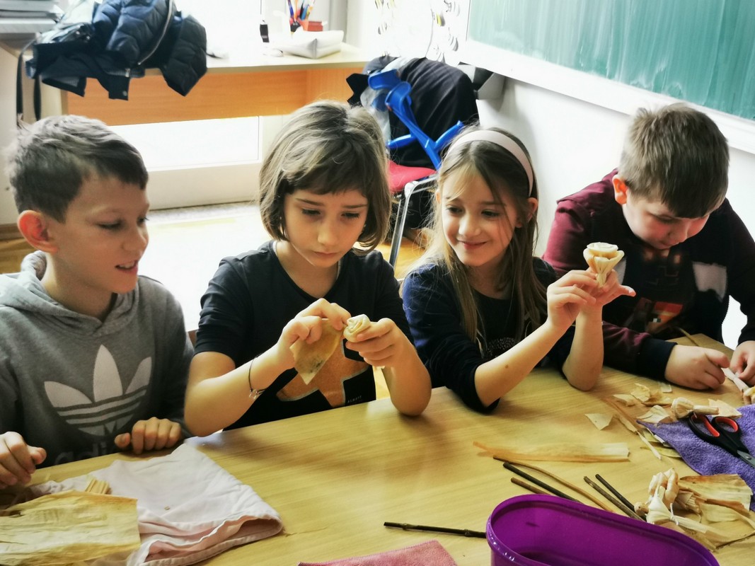 RAD S KOMUŠINOM Učenici OŠ Tomaša Goričanca su uz pomoć Udruge žena ‘Brest’ imali pravu malu eko kreativnu radionicu RAD S KOMUŠINOM Učenici OŠ Tomaša Goričanca su uz pomoć Udruge žena ‘Brest’ imali pravu malu eko kreativnu radionicu