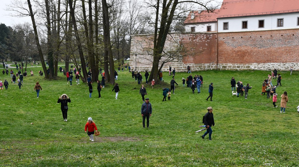 VIDEO I FOTO Potraga za uskrsnim jajima u Perivoj Zrinskih privukla mnoštvo mališana