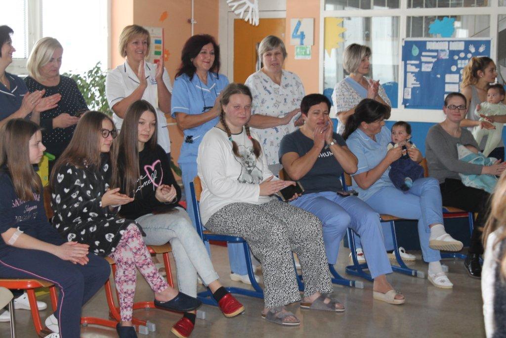 Osnovci šenkovečke škole posjetili bolesne mališane u čakovečkoj bolnici