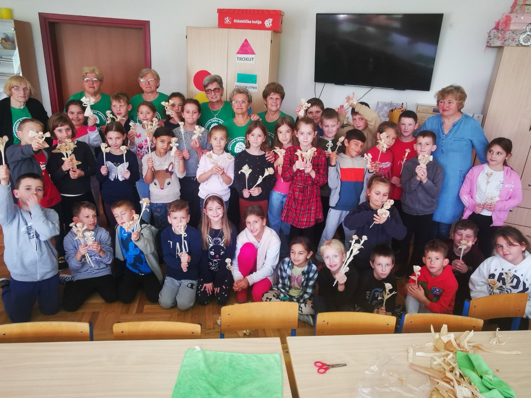 RAD S KOMUŠINOM Učenici OŠ Tomaša Goričanca su uz pomoć Udruge žena ‘Brest’ imali pravu malu eko kreativnu radionicu RAD S KOMUŠINOM Učenici OŠ Tomaša Goričanca su uz pomoć Udruge žena ‘Brest’ imali pravu malu eko kreativnu radionicu