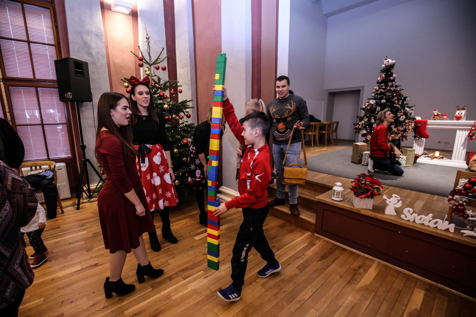 Skupljale se igračke i slikovnice za udomljenu djecu, mališane razveselilo i fotkanje s Djedicom Skupljale se igračke i slikovnice za udomljenu djecu, mališane razveselilo i fotkanje s Djedicom